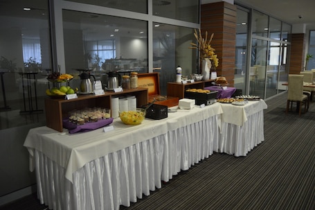 Daily to-go breakfast (EUR 15.90 per person)