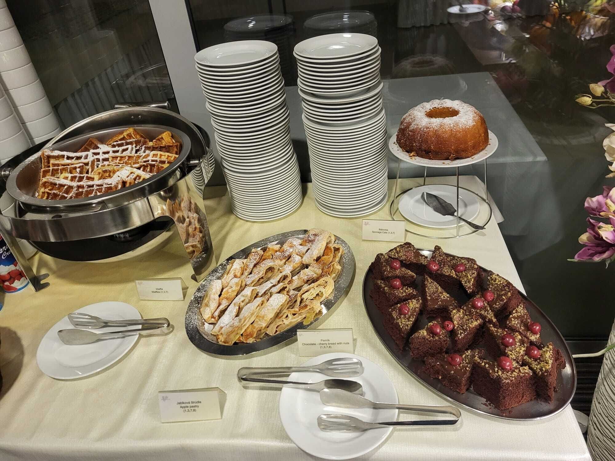 فطور مُعَد للتناول بالخارج يوميًا بتكلفة قدرها (15.90 EUR للشخص)