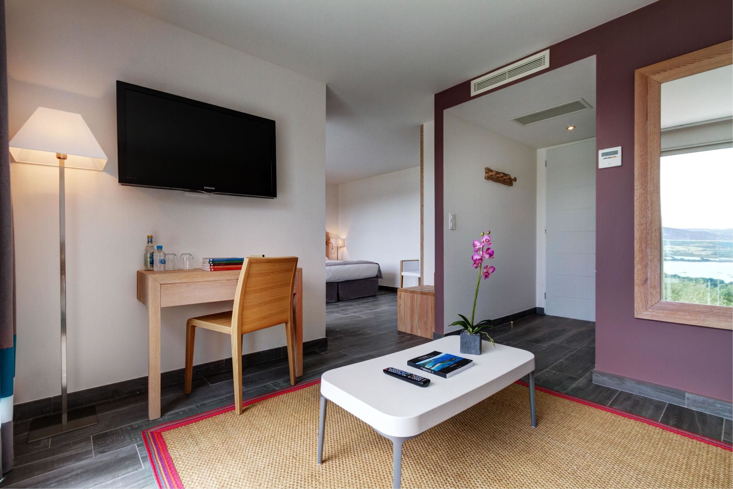 suite | minibar, in-room safe, desk, soundproofing