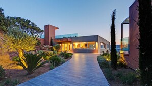 A modern building with a central courtyard, surrounded by landscaped gardens and pathways. - Hotel Carre Noir (Porto-Vecchio)