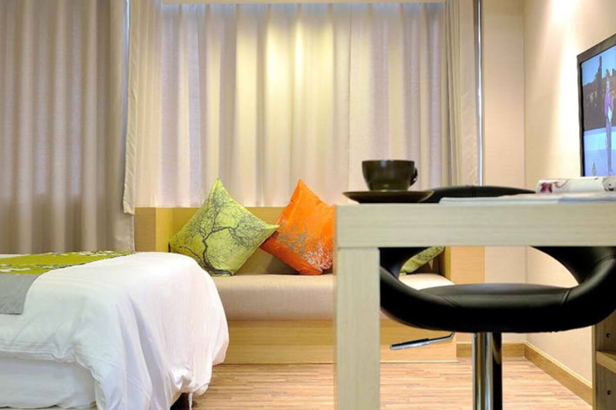 In-room safe, desk, WiFi (free), bed sheets