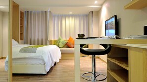 In-room safe, desk, WiFi (free), bed sheets - Nantra Retreat & Spa (Bangkok)