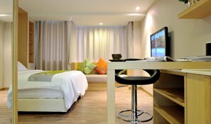 In-room safe, desk, free WiFi, bed sheets - Nantra Retreat & Spa (Bangkok)