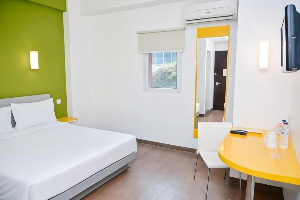 20 bedrooms, premium bedding, in-room safe, desk