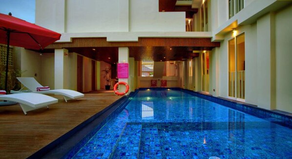 Indoor pool, pool umbrellas, sun loungers - favehotel Kuta Square (Kuta)