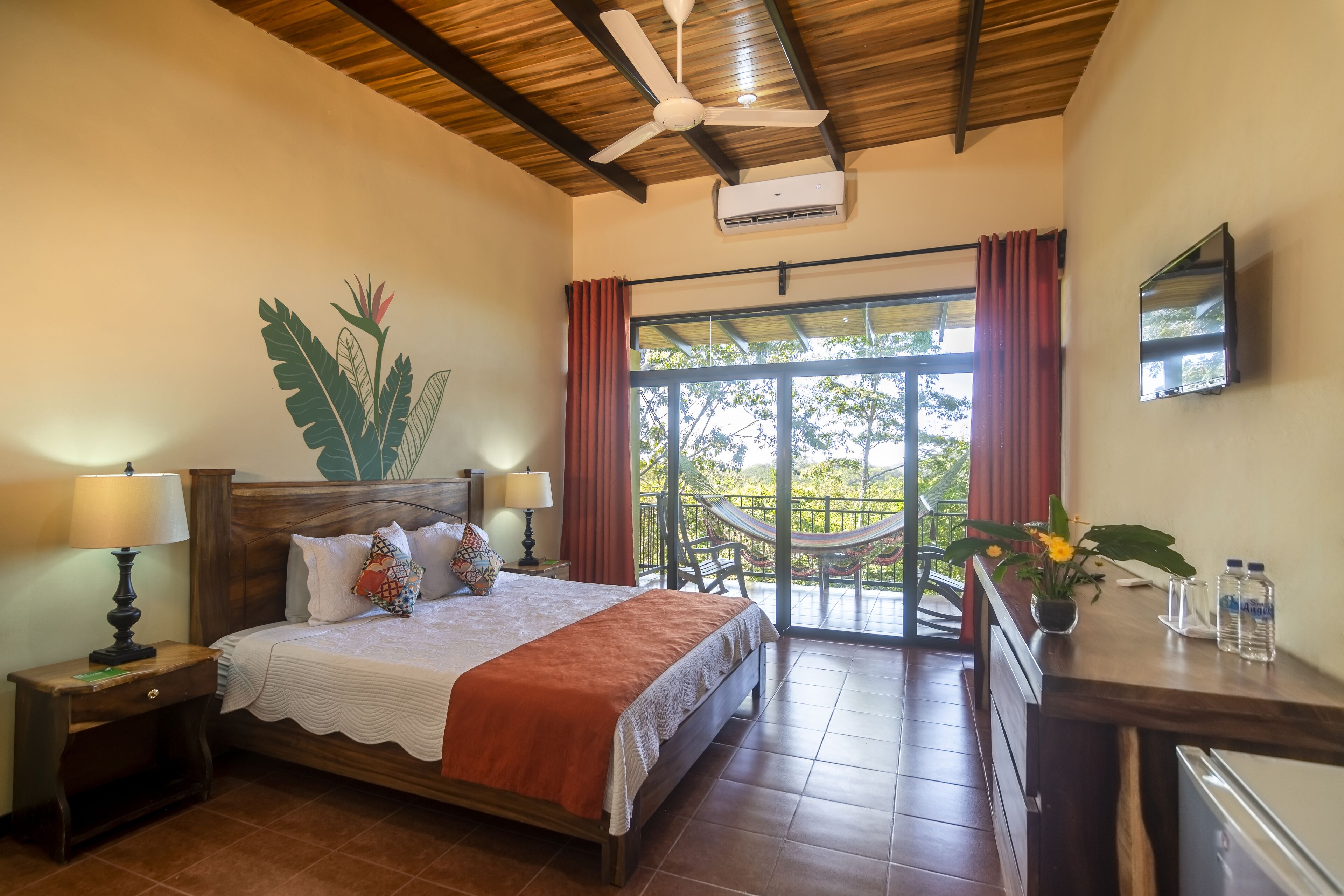 Superior Room, 1 King Bed or 2 Queen Beds, Mountain View | Minibar, bureau, rideaux occultants, Wi-Fi gratuit