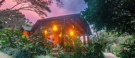 Petit déjeuner, déjeuner et dßner servis sur place, vue sur le jardin