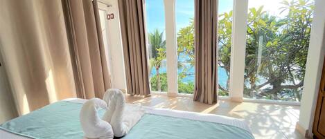 Coffres-forts dans les chambres, fer et planche à repasser