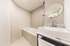 Quarto triplo | Banheiro | Chuveiro, toalhas de banho