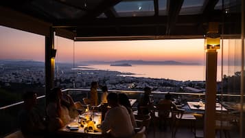 Serviço de café da manhã, almoço, jantar; vistas para a piscina