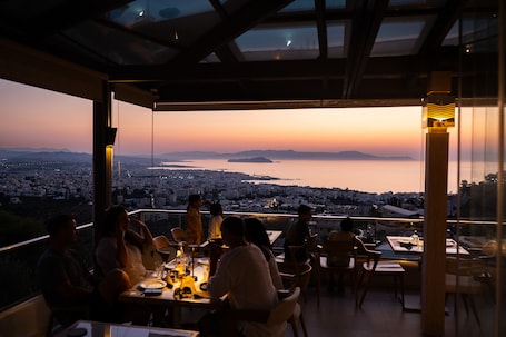 Se sirven desayunos y cocina internacional, con vista a la piscina