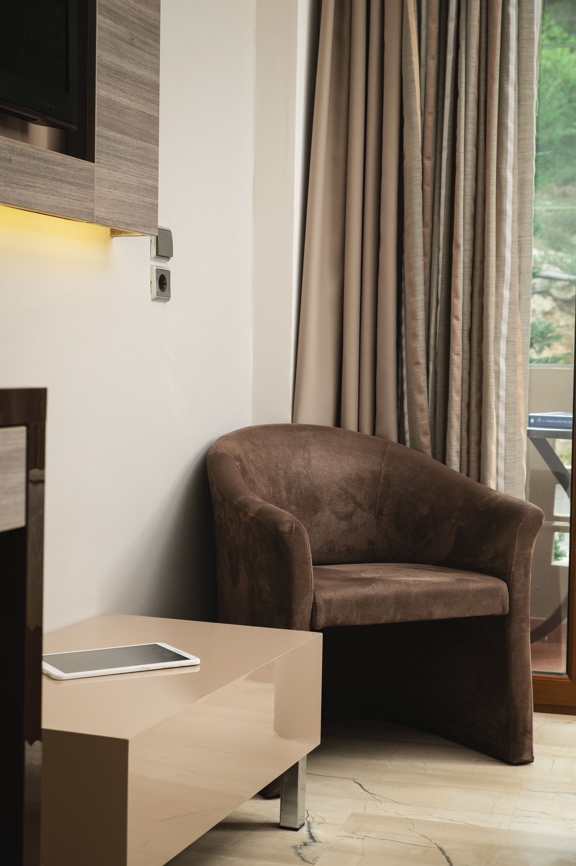 standard double room | down duvets, in-room safe, desk, laptop workspace