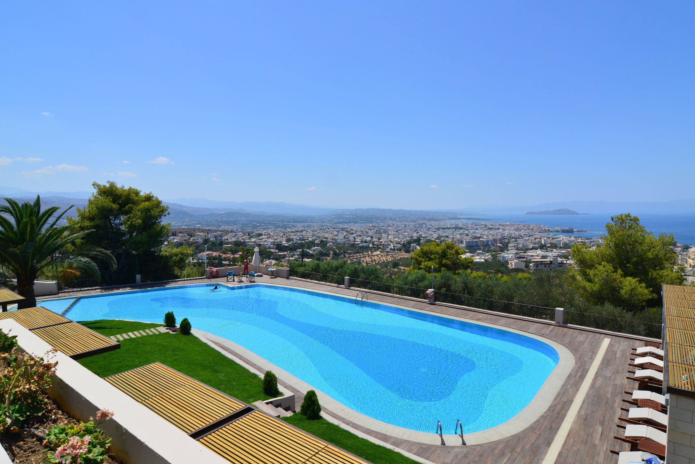 羽绒被、客房内保险箱、办公桌、笔记本电脑工作区