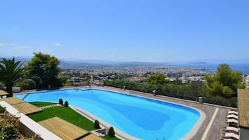 Selimut bulu angsa, brankas, meja kerja, dan ruang kerja ramah laptop