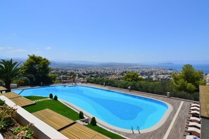 羽絨被、客房內保險箱、書桌、筆電工作空間