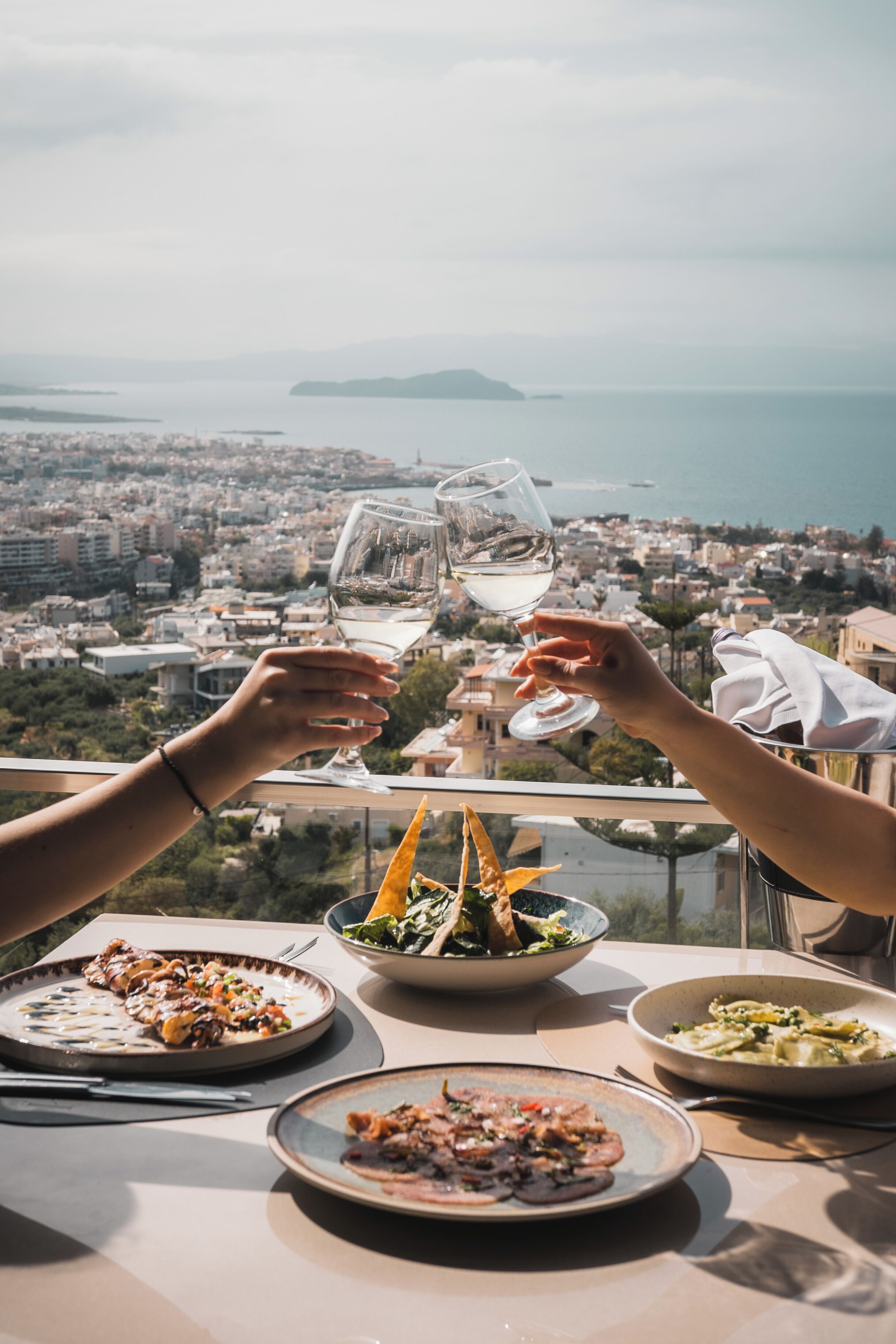 Serveert ontbijt, internationale gerechten, uitzicht op het zwembad 