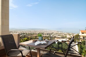 Down duvets, in-room safe, desk, laptop workspace