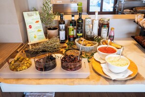 Daily buffet breakfast for a fee - Royal Sun Hotel (Chania)