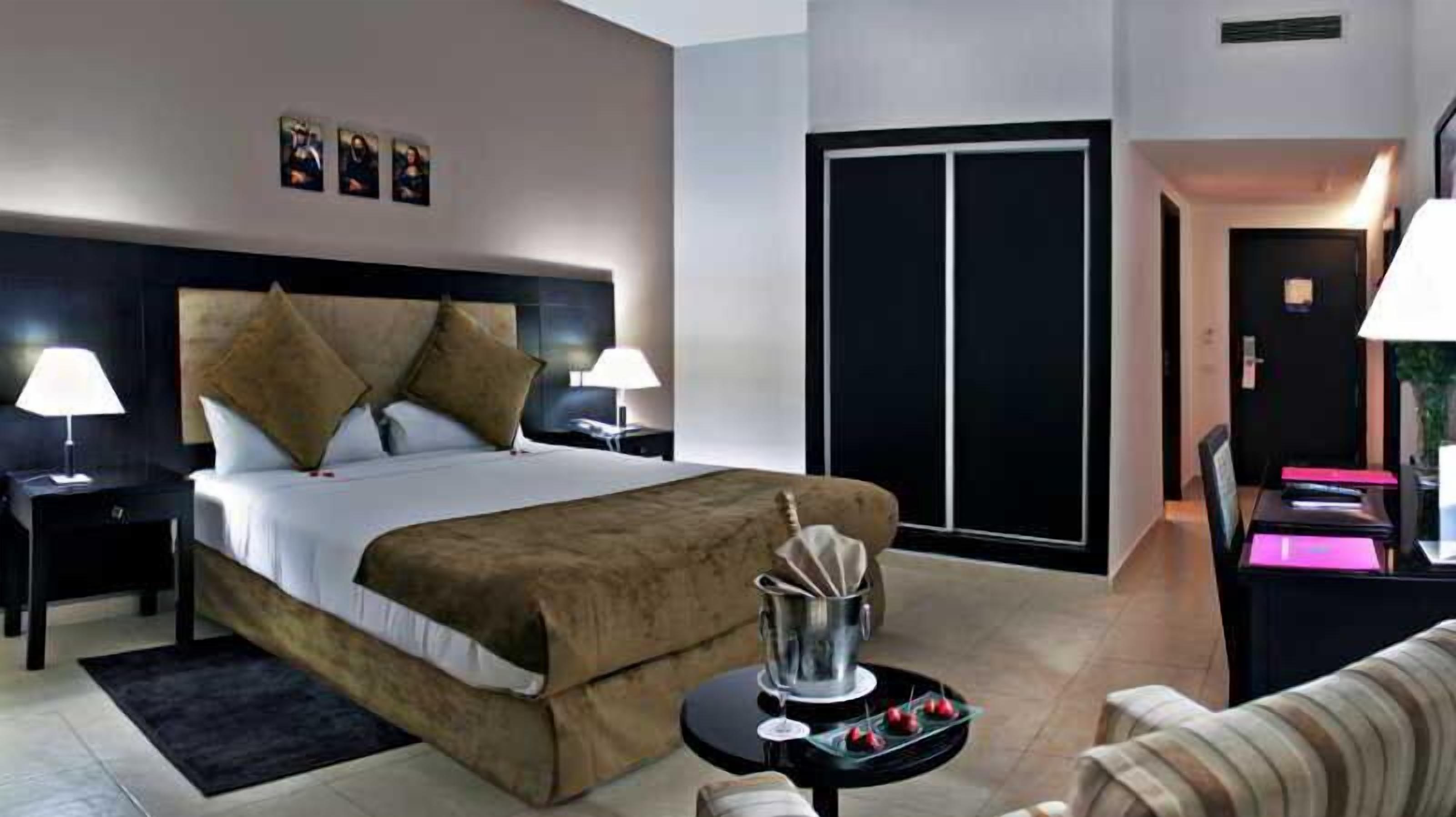 Minibar, in-room safe, desk, WiFi (free)