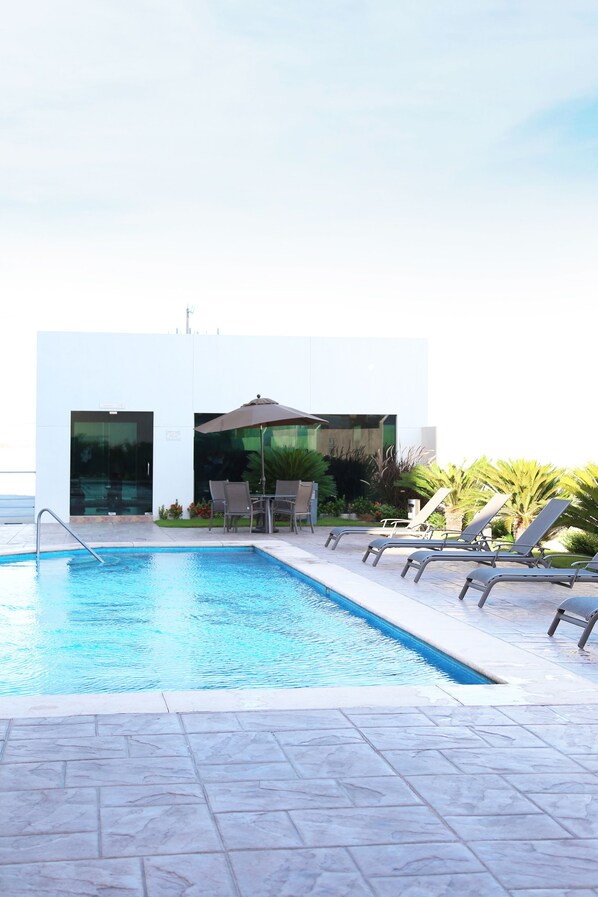 Outdoor pool - Hotel Aeropuerto Los Cabos (San José del Cabo)
