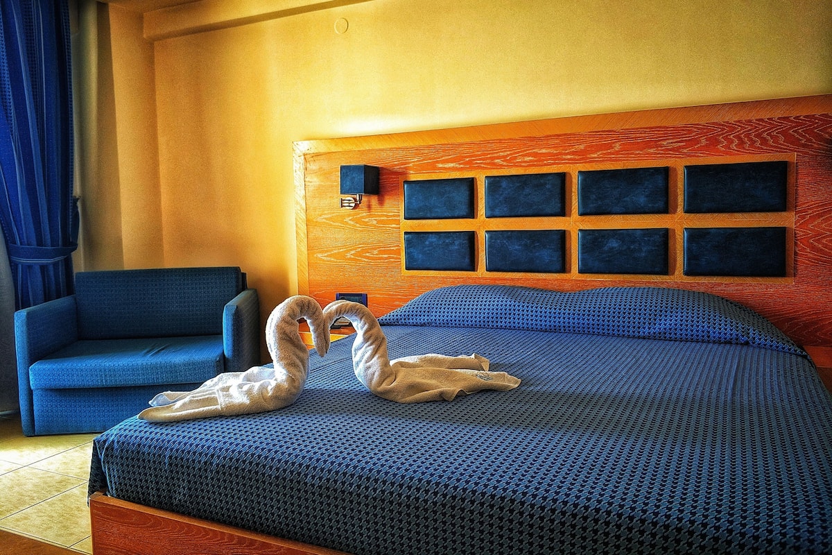 Double Room | In-room safe, desk, soundproofing, free WiFi