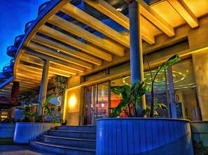 Fachada de la propiedad por la tarde o noche