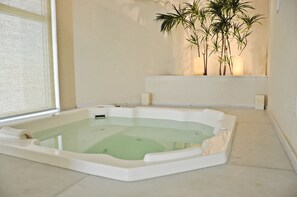 Indoor spa tub - Hotel Mandai (Cabo Frio)