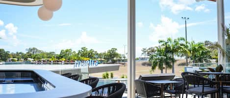 Ulkouima-allas, aurinkotuoleja