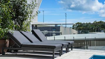 Utendørsbasseng og solsenger