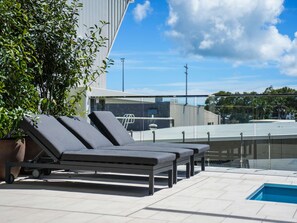 Outdoor pool, sun loungers - Mantra Gladstone (Barney Point)