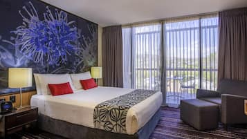 Roupas de cama premium, camas com colchões pillow-top, frigobar