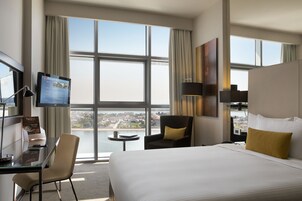 Odada kasa, masa, dizüstü bilgisayar çalışma alanı, güneşlik/perde 