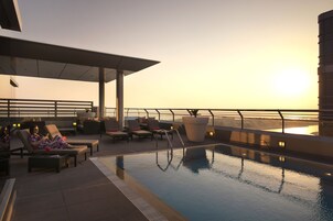 Açık yüzme havuzu, 8 ve 20 saatleri arasında açık, havuz şemsiyeleri 