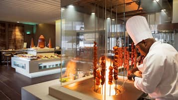 2 restaurantes, se sirven desayunos, comidas y cocina internacional