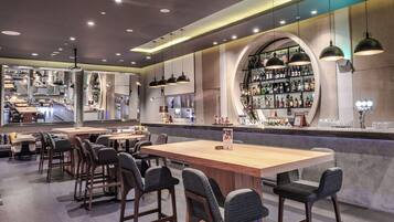 2 bar/lounge