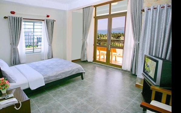 Minibar, trang bị nội thất với thiết kế riêng biệt, bàn 