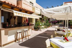 Breakfast, lunch, dinner served; Mediterranean cuisine  - Oscar Suites & Village (Chania)