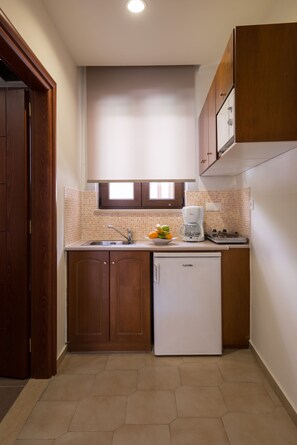Appartement, 2 chambres | Cuisinette privée | Réfrigérateur, four à micro-ondes, surface de cuisson, cafetiÚre-théiÚre