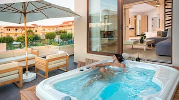 Premium Suite, 1 King Bed, Jetted Tub, Sea View | Jetted bathtub