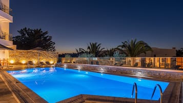 Piscine extérieure, parasols de plage, chaises longues