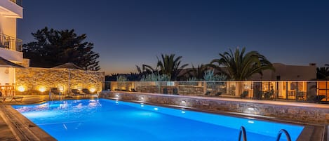 Piscine extérieure, parasols de plage, chaises longues