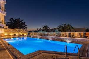 Piscina externa, guarda-sóis, espreguiçadeiras