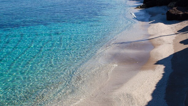 A clear view of a beach with shallow, clear water and a sandy shore. - Anna Maria Village (Hersonissos)
