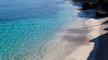 Plage privée à proximité, chaises longues, parasols
