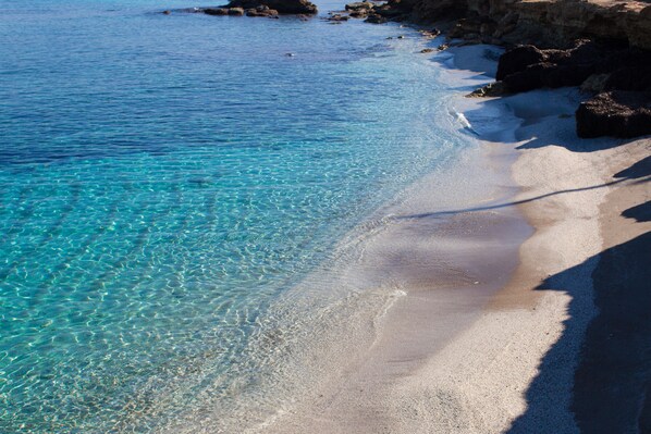 Privéstrand vlakbij, ligstoelen, parasols