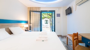 A hotel room with a bed, a desk, and a TV. - Anna Maria Village (Hersonissos)