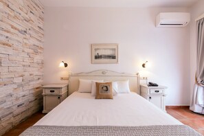 In-room safe, free WiFi, bed sheets - Plaza Beach Hotel (Naxos)