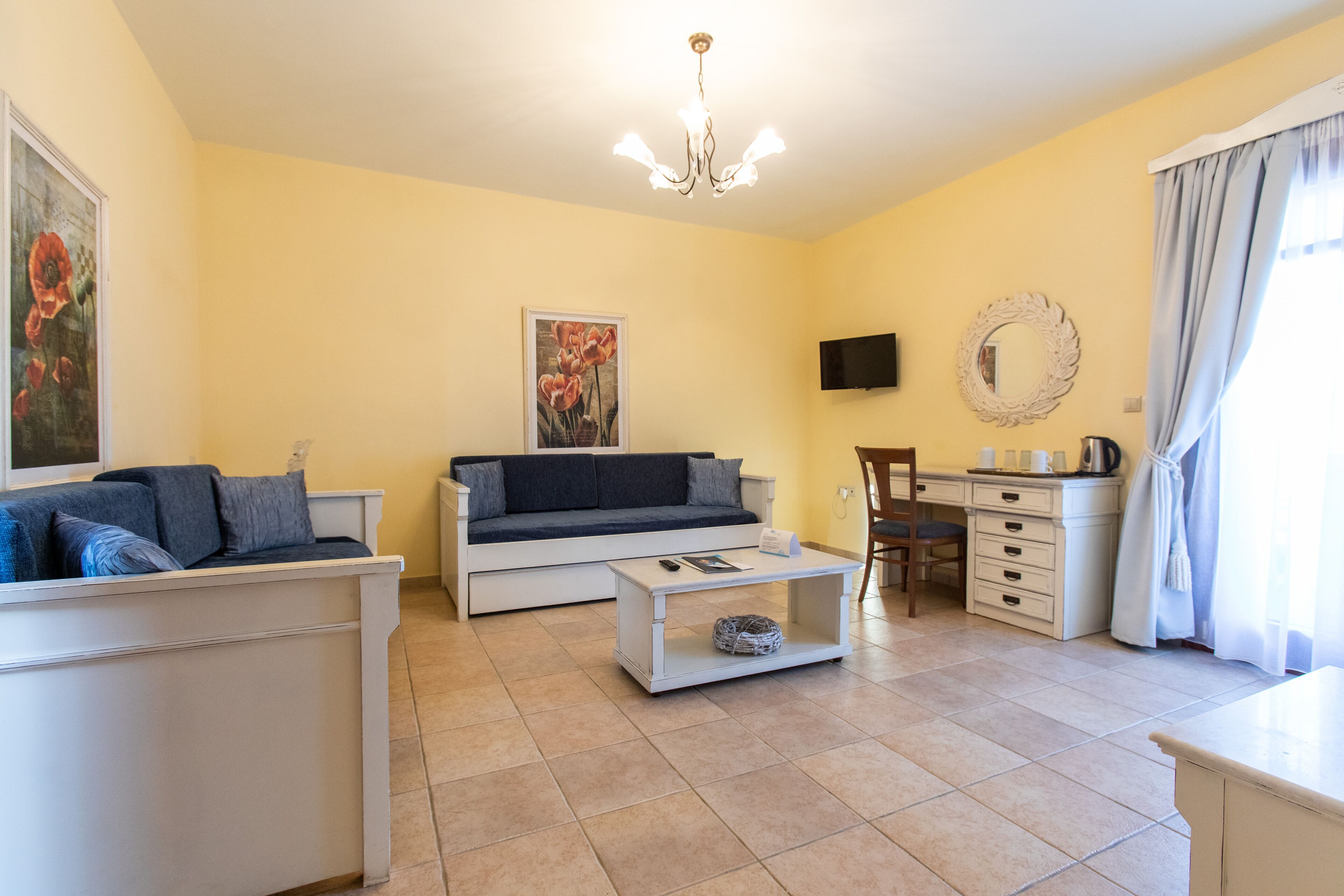 family room (superior deluxe) | 1 bedroom, in-room safe, free wifi, bed sheets