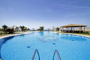 Outdoor pool, pool umbrellas, sun loungers - Plaza Beach Hotel (Naxos)