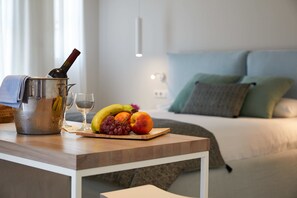 Suite – junior, hageutsikt | Safe på rommet, individuelt innredet og skrivebord